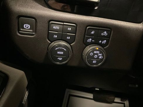 Used 2024 Chevrolet Silverado 2500 ZR2 w/ Technology Package image 13