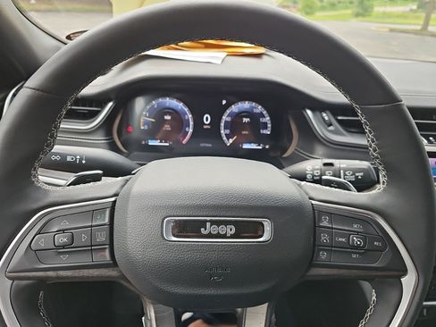 Used 2025 Jeep Grand Cherokee Limited AWD/4WD image 21
