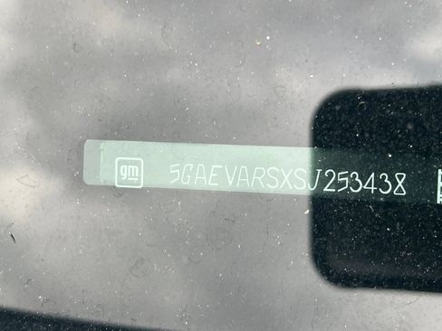 Used 2025 Buick Enclave Preferred AWD/4WD image 3