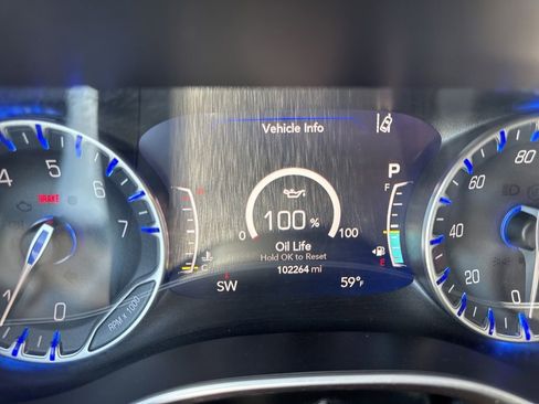 Used 2017 Chrysler Pacifica Limited w/ UConnect Theater Package FWD image 11