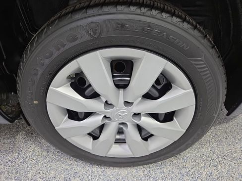 Used 2015 Toyota Corolla LE image 33