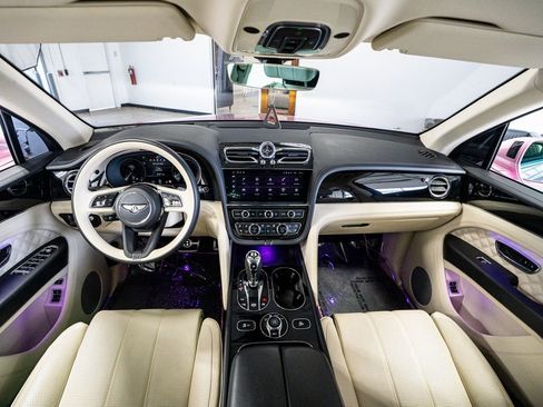 Used 2021 Bentley Bentayga image 60
