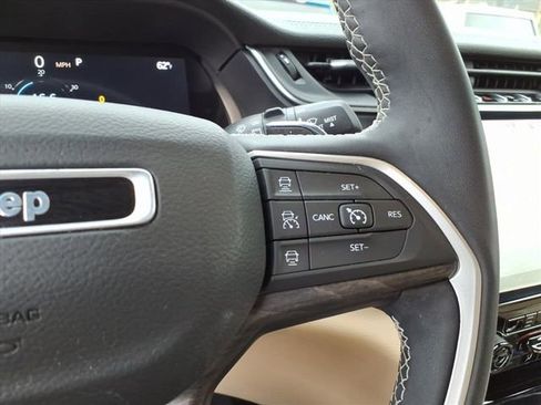 Used 2023 Jeep Grand Cherokee Limited AWD/4WD image 17