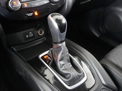 Used 2020 Nissan Rogue SV image 35