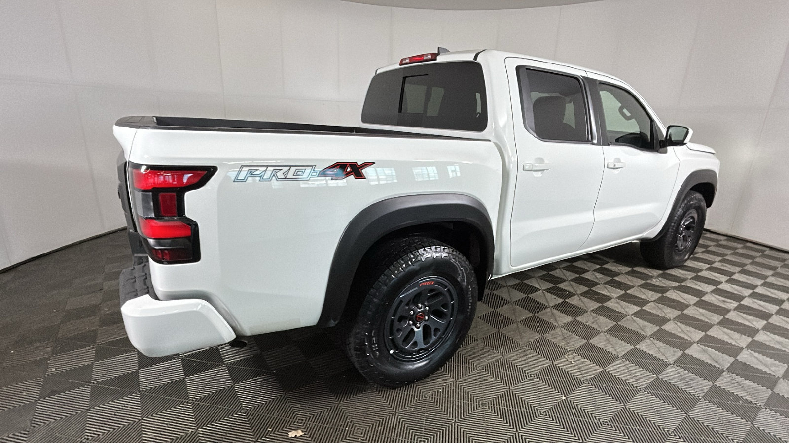 Used 2026 Nissan Frontier PRO-4X AWD/4WD image 3