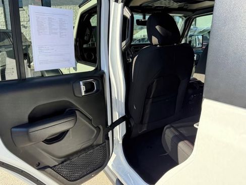 Used 2023 Jeep Gladiator Rubicon w/ Cold Weather Group image 10