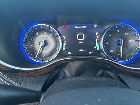 Used 2023 Chrysler Pacifica Limited w/ Uconnect Theater Family Group image 9