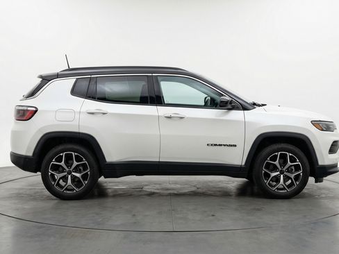 Used 2025 Jeep Compass Limited image 11