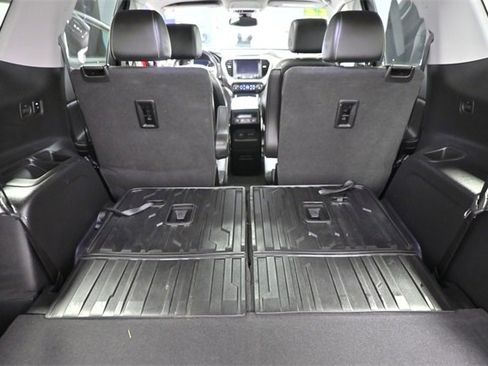 Used 2022 GMC Acadia SLT w/ Technology Package image 15