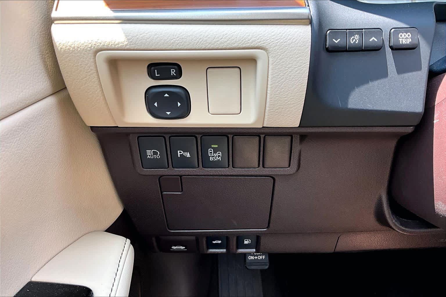 Used 2018 Lexus ES 300h w/ Luxury Package FWD image 31