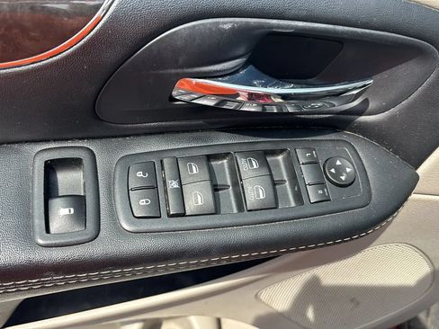 Used 2016 Chrysler Town & Country Touring w/ Driver Convenience Group FWD image 19