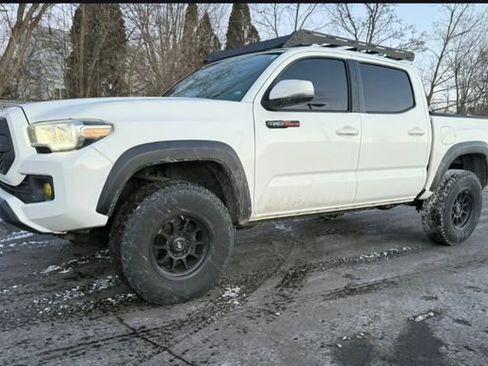 Used 2019 Toyota Tacoma TRD Off-Road image 1