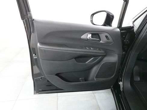New 2027 Chrysler Pacifica Select FWD image 19