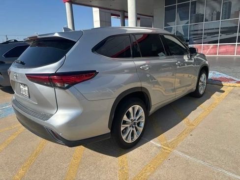 Used 2022 Toyota Highlander Limited FWD image 8