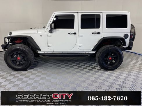 Used 2018 Jeep Wrangler Unlimited Sahara w/ Connectivity Group image 4