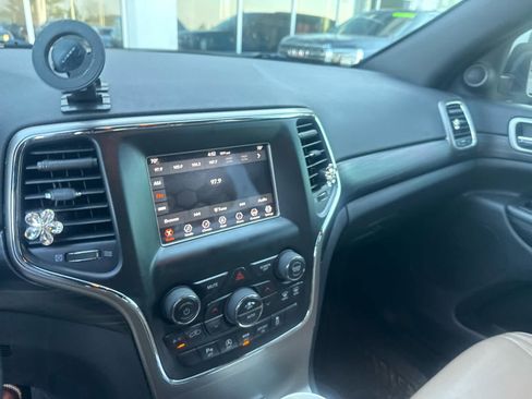 Used 2019 Jeep Grand Cherokee Laredo image 5