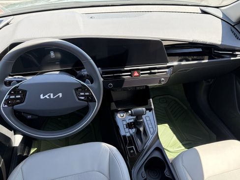 Used 2025 Kia Niro EX FWD image 13