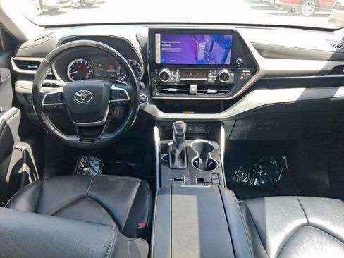 Used 2023 Toyota Highlander XLE FWD image 6