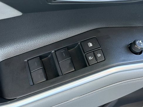 Used 2023 Toyota Highlander XLE FWD image 18