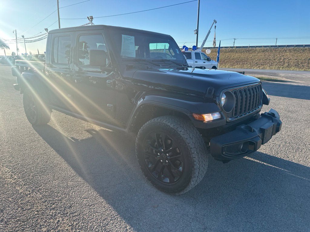 Used 2025 Jeep Gladiator Sport AWD/4WD image 2
