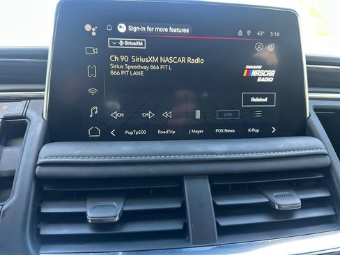 Used 2024 GMC Yukon SLT w/ SLT Premium Package image 21