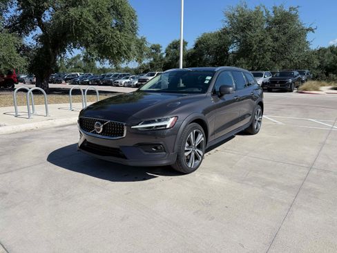 Certified 2025 Volvo V60 B5 Cross Country Plus AWD/4WD image 2