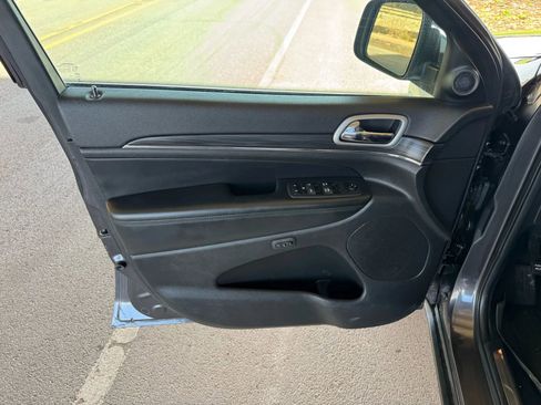 Used 2019 Jeep Grand Cherokee Limited image 10