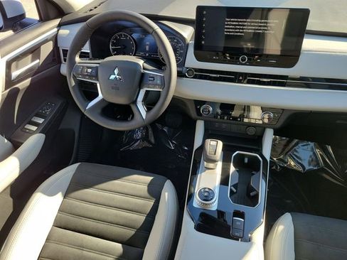 New 2026 Mitsubishi Outlander SE image 16