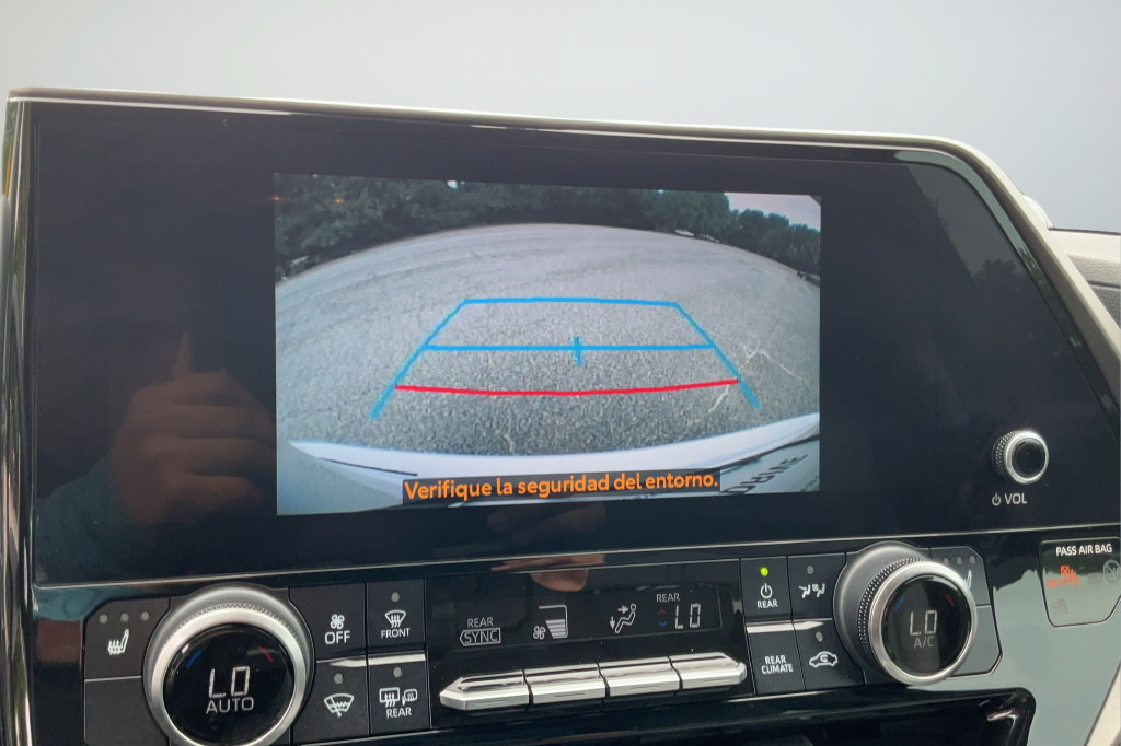Used 2024 Toyota Highlander XLE FWD image 16