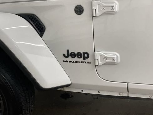 Used 2025 Jeep Wrangler Sahara image 10