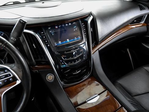 Used 2019 Cadillac Escalade Luxury AWD/4WD image 25