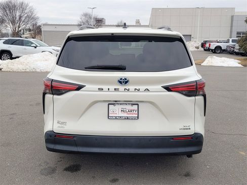Used 2021 Toyota Sienna XLE image 10