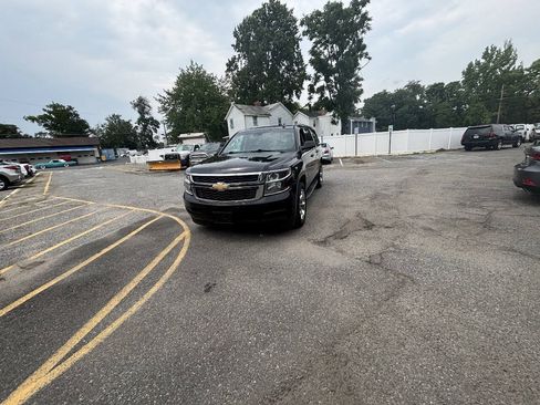 Used 2019 Chevrolet Suburban LT RWD image 3