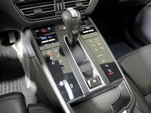 Used 2023 Porsche Macan Turbo image 28