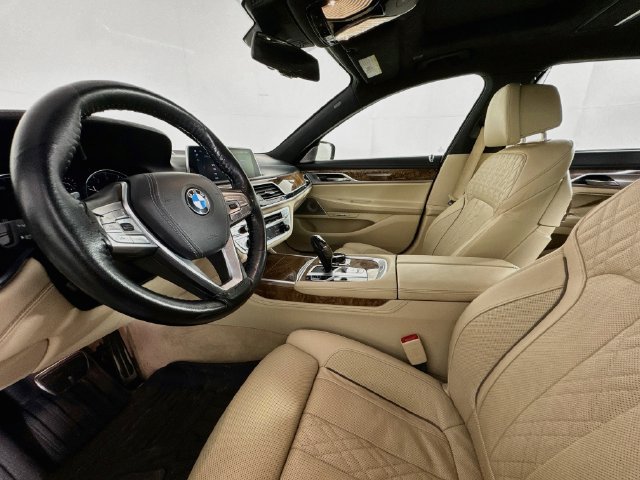 Used 2018 BMW 750i RWD image 19