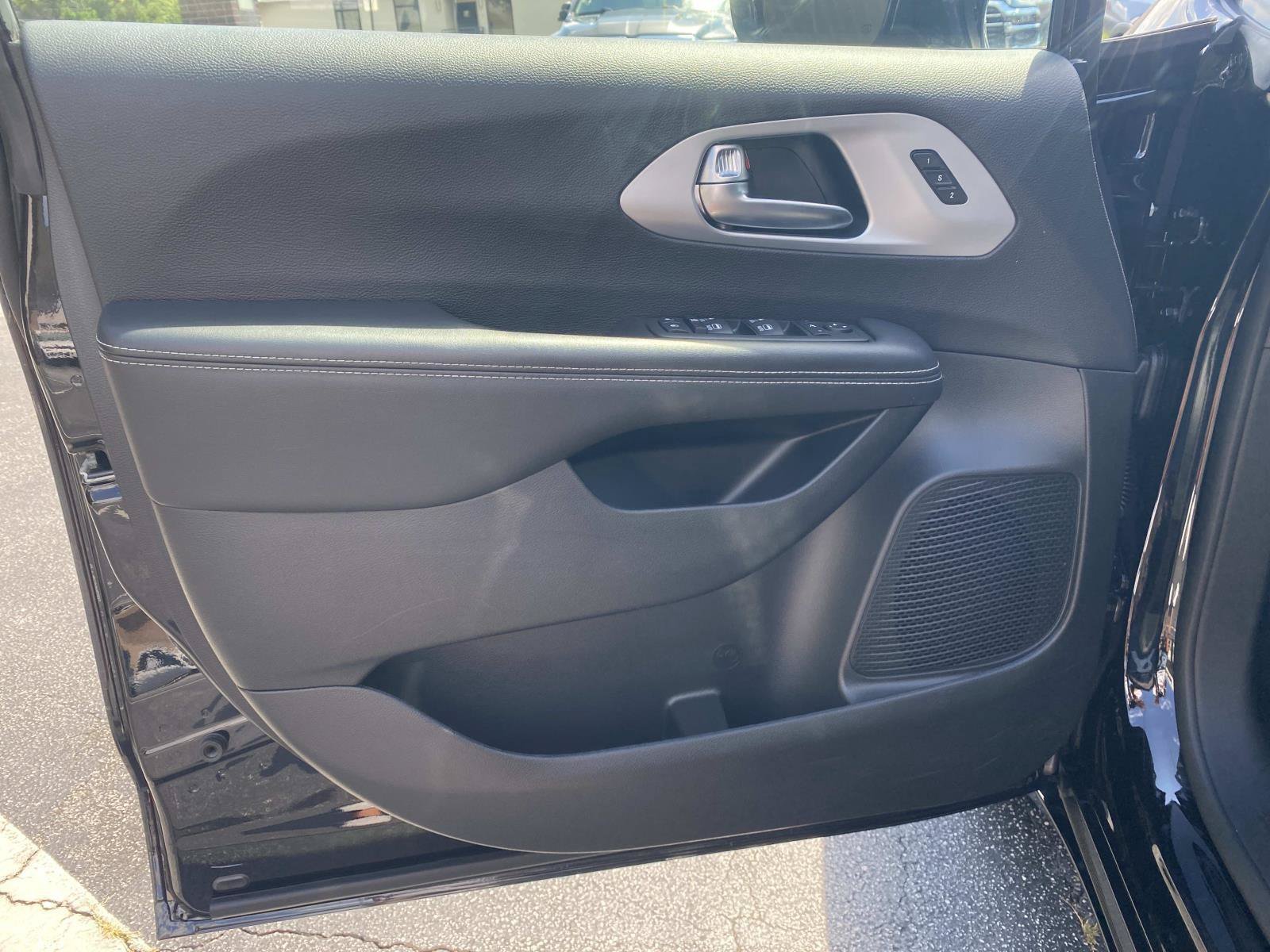 Used 2025 Chrysler Pacifica Limited FWD image 18
