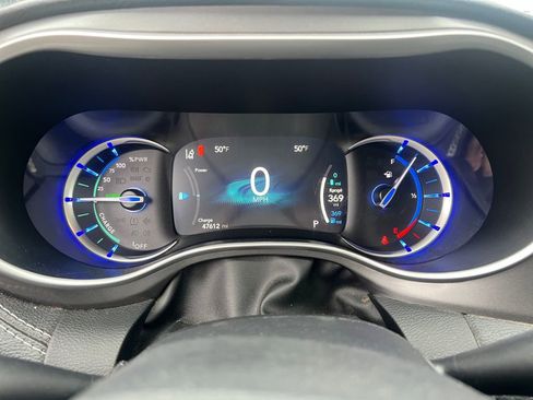 Used 2024 Chrysler Pacifica Select image 5