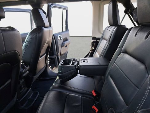 Used 2020 Jeep Wrangler Unlimited Sahara image 15