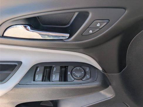 Used 2019 Chevrolet Equinox LS FWD image 18