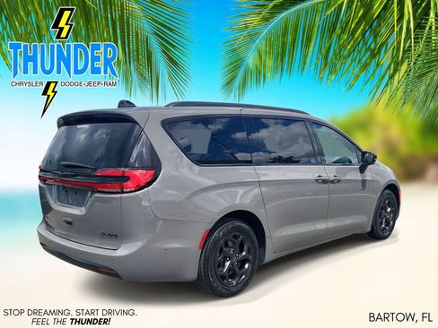 Certified 2025 Chrysler Pacifica Premium FWD image 4