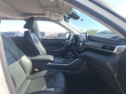 Used 2020 Toyota Highlander XLE FWD image 18