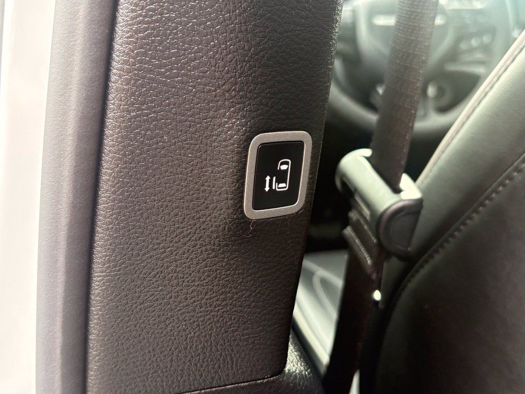 Used 2025 Chrysler Pacifica Limited FWD image 27