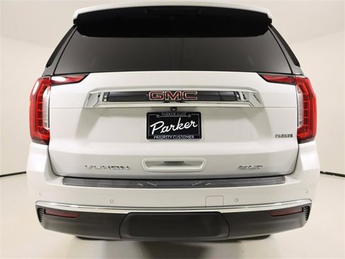 Used 2021 GMC Yukon SLT w/ SLT Premium Package image 4