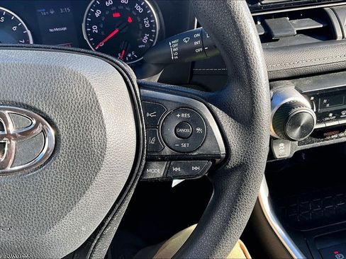 Used 2020 Toyota RAV4 LE image 14