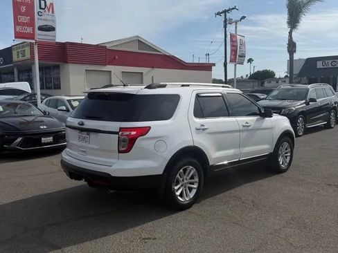 Used 2015 Ford Explorer XLT w/ Equipment Group 202B FWD image 4