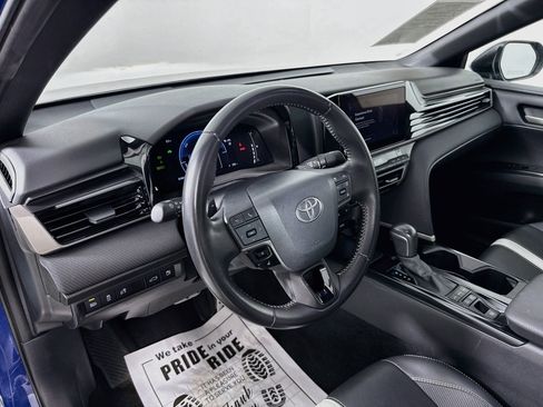 Used 2025 Toyota Camry SE FWD image 9
