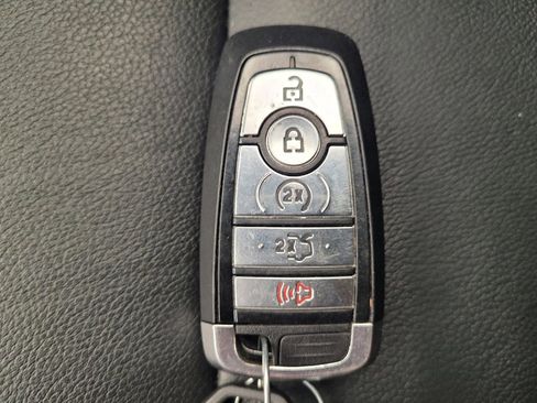 Used 2018 Ford Explorer XLT w/ Equipment Group 202A AWD/4WD image 32