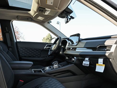 New 2025 Mitsubishi Outlander SEL image 11