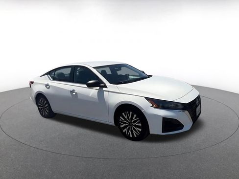 Used 2025 Nissan Altima 2.5 SV FWD image 2