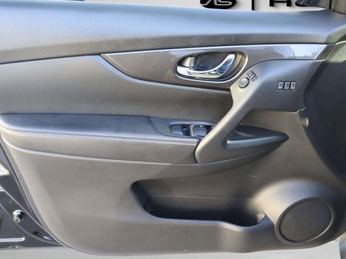 Used 2019 Nissan Rogue SV w/ Premium Package image 14